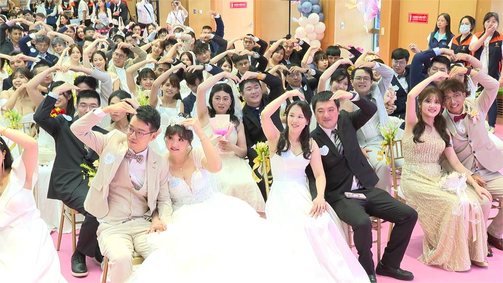 新北102對新人聯合婚禮 侯友宜:續推婚育一條龍政策