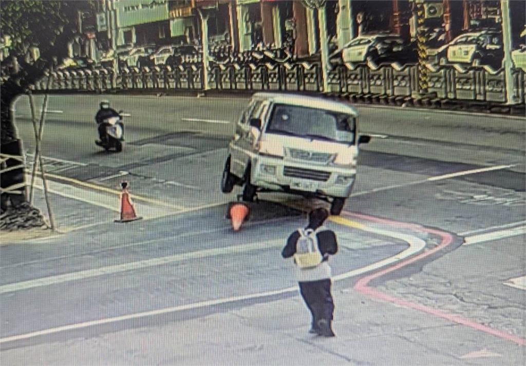 一早就酒駕！廂型車失控撞人行道　再衝校門猛撞科大職員