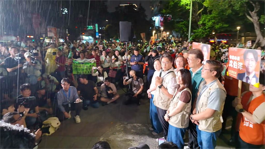 小水滴來了！沈伯洋士林夜市掃街遇雨 暗示台北要變天？