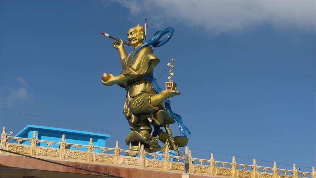 雲林台西明聖宮"狀元帽牌樓"落成 除夕發紅包傳遞福氣