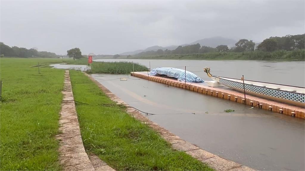 宜蘭豪雨狂炸!蘇澳民宅淹水 龜山島掀滔天巨浪