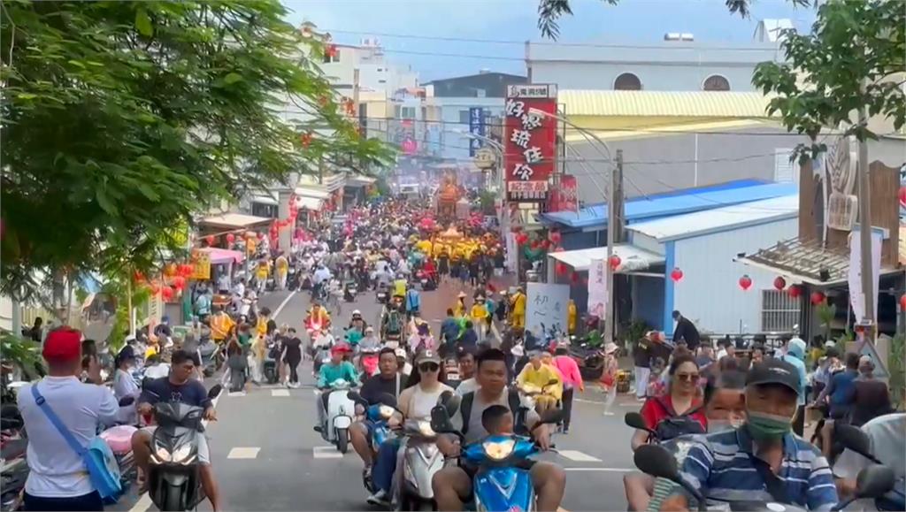 小琉球迎王平安祭湧人潮！　遊客騎車違規亂象多