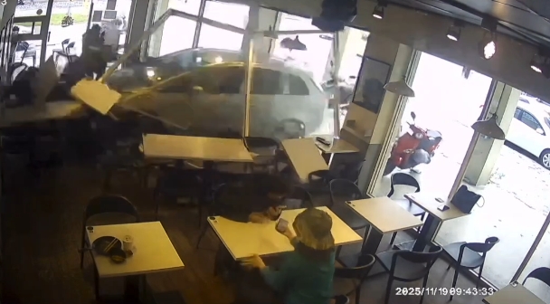 疑誤把油門當煞車釀禍! 轎車失控暴衝撞早餐店「畫面曝光」
