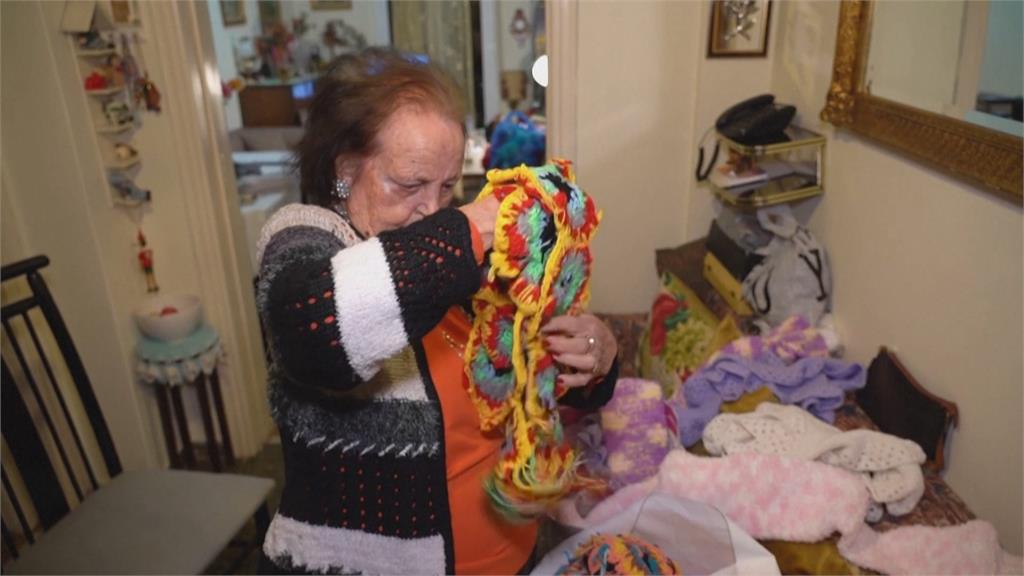 希臘93歲嬤不停鉤圍巾　全數捐歐洲難民營孩童