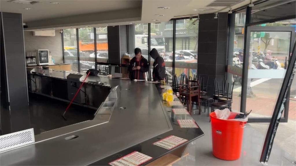 賓士車高速衝進鐵板燒店　店內玻璃全碎、門框歪一邊