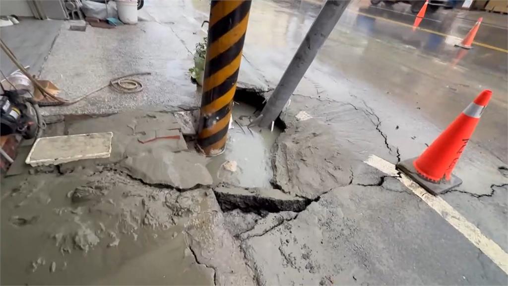 快新聞／豪雨釀禍？台南路面突塌陷　水管破裂、路標桿傾斜畫面曝光