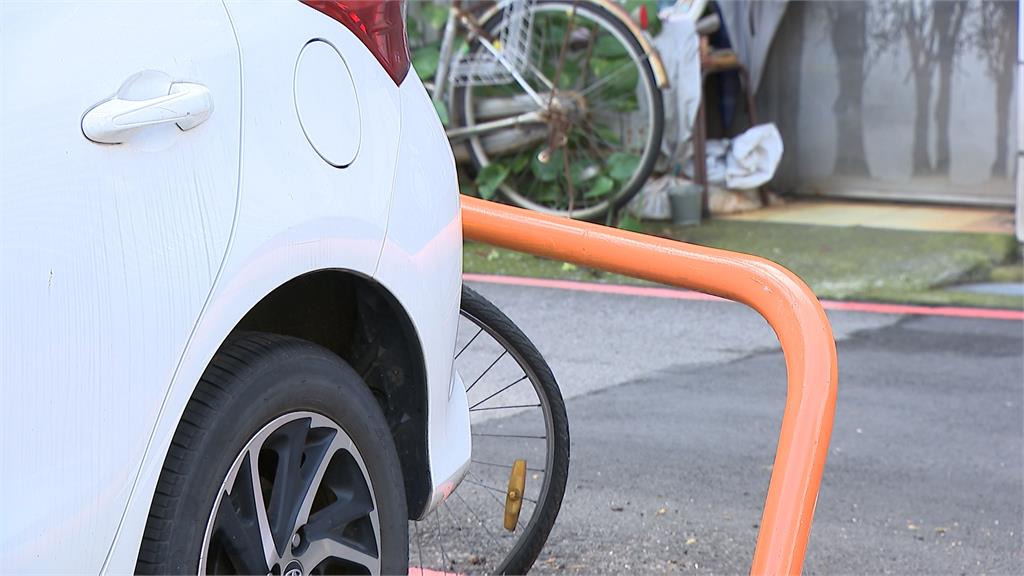 拿友人帳號借共享車!民眾讓母親試開 停車場內突暴衝撞2車
