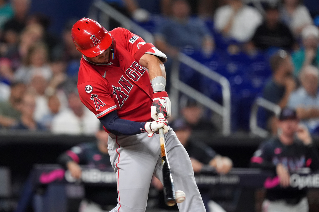 MLB(影)／鱒魚哥生日就是要開轟慶祝！楚奧特第6度炸裂締造大聯盟第一人