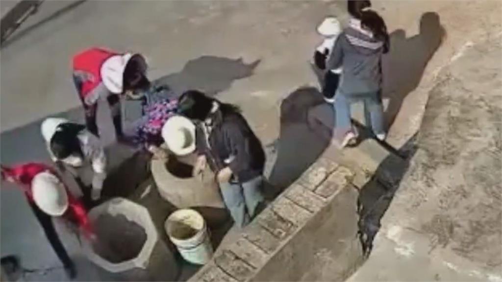 疑為模仿電視劇！中國7歲女孩將4歲男童扔進井里　畫面曝光驚呆網