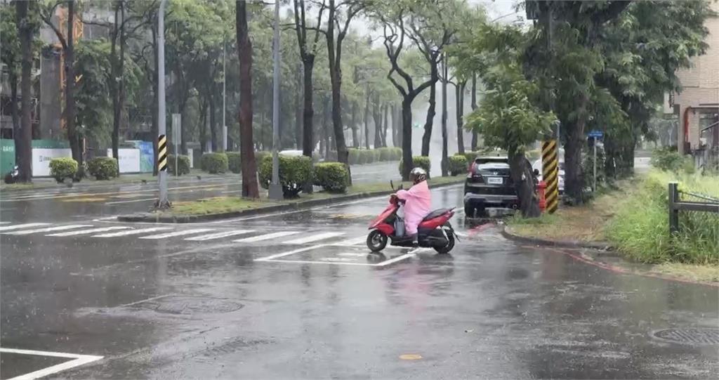 待轉變待撞？高雄６旬婦「盲倒車」撞騎士　民眾：貪方便　不依規迴轉