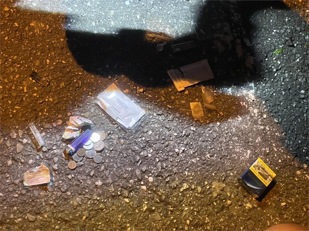 騎士行徑可疑拒警盤查 躲草叢被逮揪"通緝.藏毒"