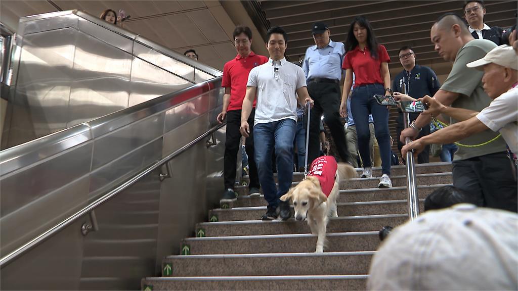 北捷狗狗列車出發! 蔣萬安牽導盲犬響應「國際寵物日」