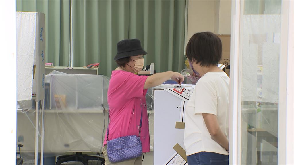 侯友宜陪同廖先翔投票 百歲人瑞、親子共同實踐民主真諦