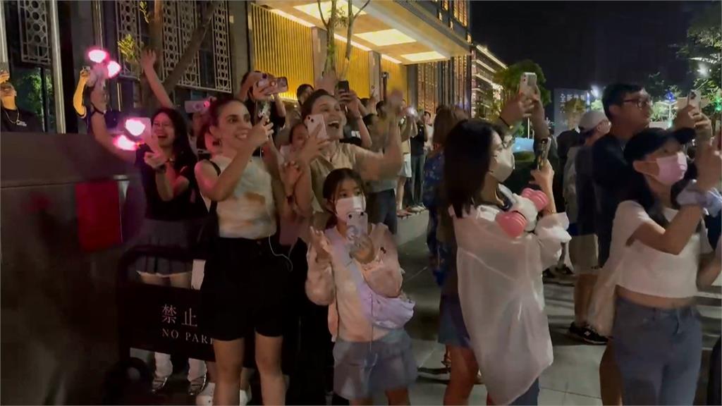 BLACKPINK抵台連唱兩天! 小港機場、下榻飯店外湧粉絲
