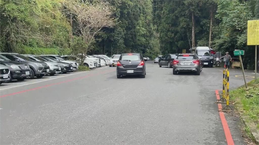 阿里山停車位不足 遊客繞圈等車位被插隊氣炸