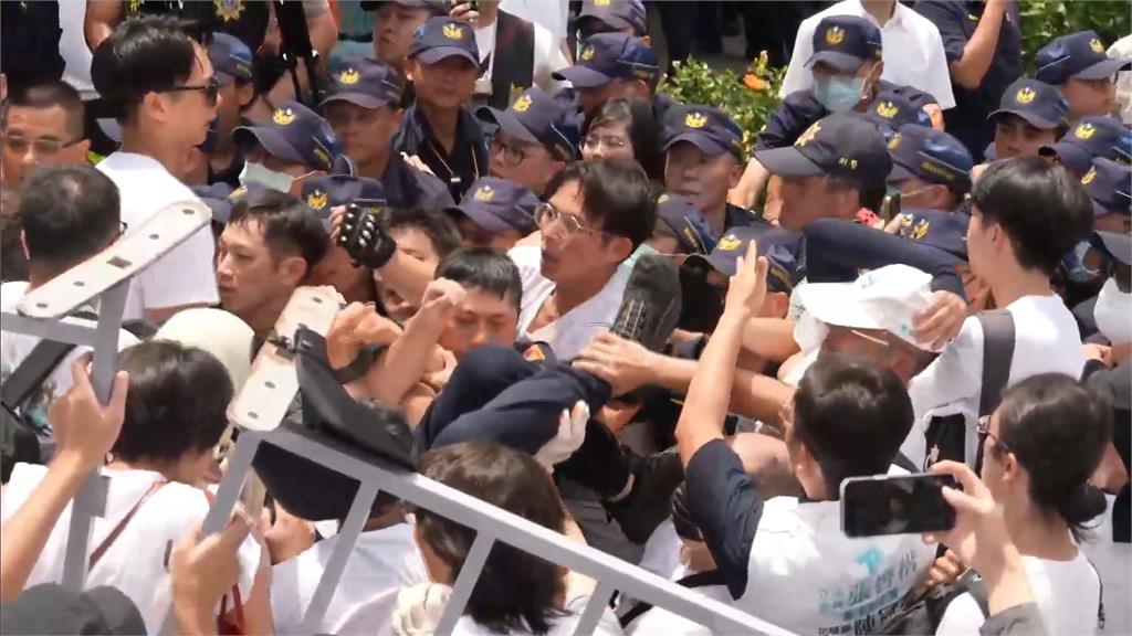 8警掛彩、昏迷仍沒驅離 議員轟北市警軟弱 要蔣萬安道歉