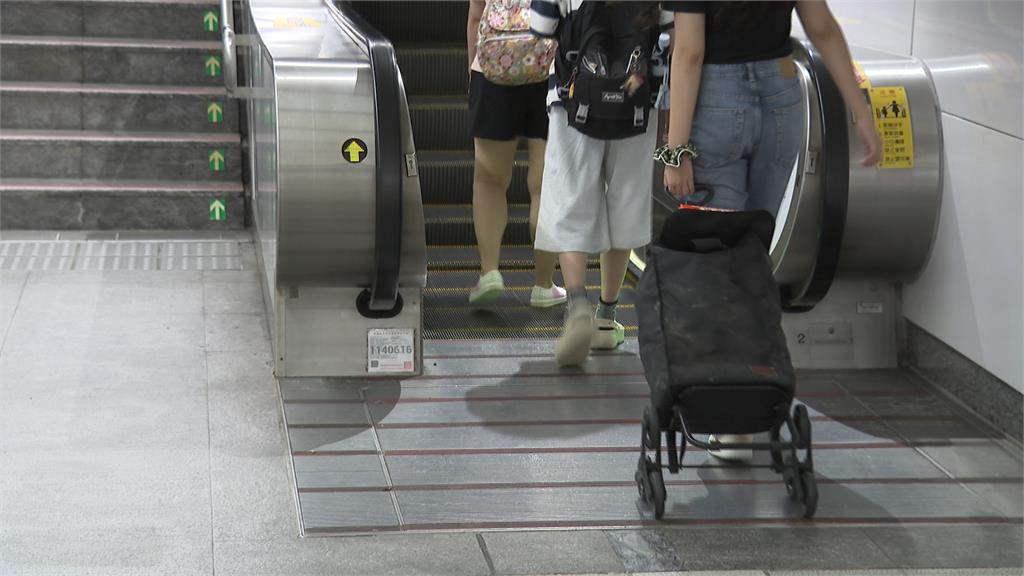 情侶併排搭電扶梯 男子過不去怒罵爆追逐戰