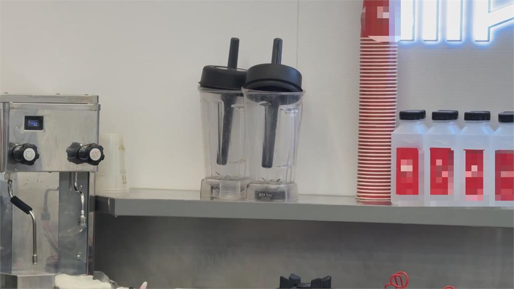 「攪拌機碎片」喝下肚! 民眾買手搖飲底部藏塑膠碎片