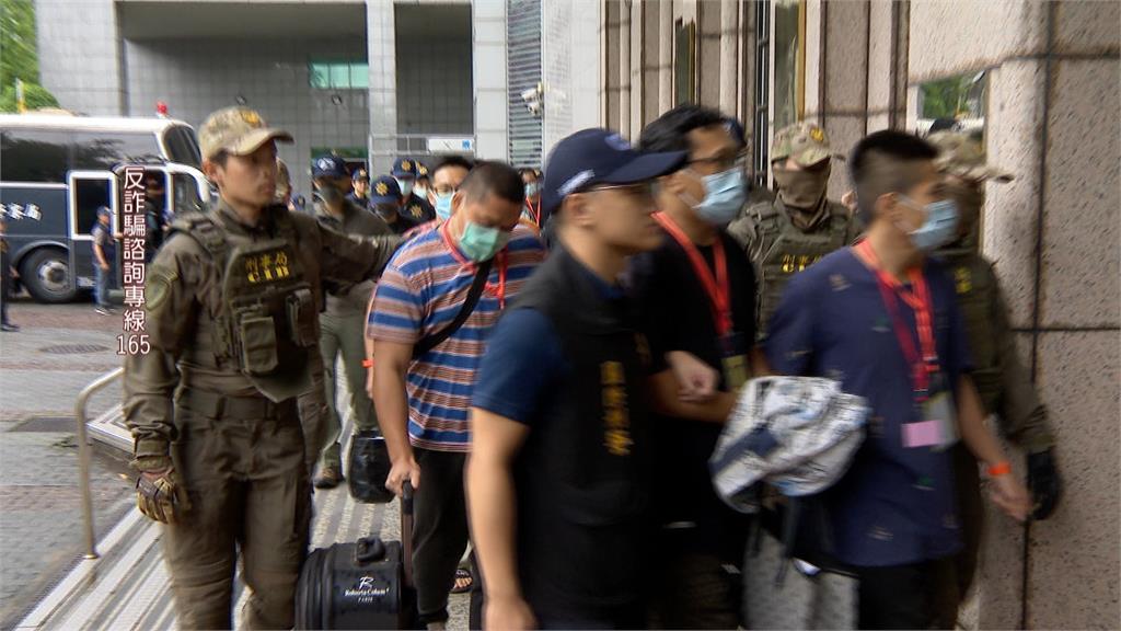 泰緬合力掃蕩詐團 台55豬仔返台 25名通緝犯當場遭捕