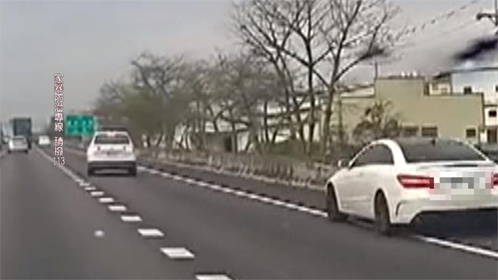 直擊國道路肩男子暴打女 警到場後雙方說「這原因」