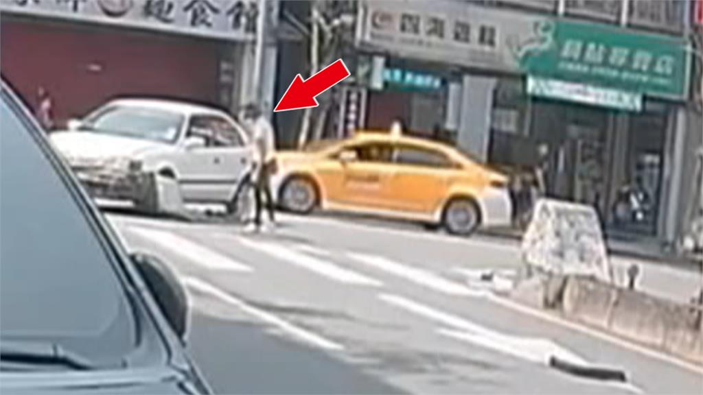 三寶左轉撞飛騎士又波及母子 下車竟先看自己的車