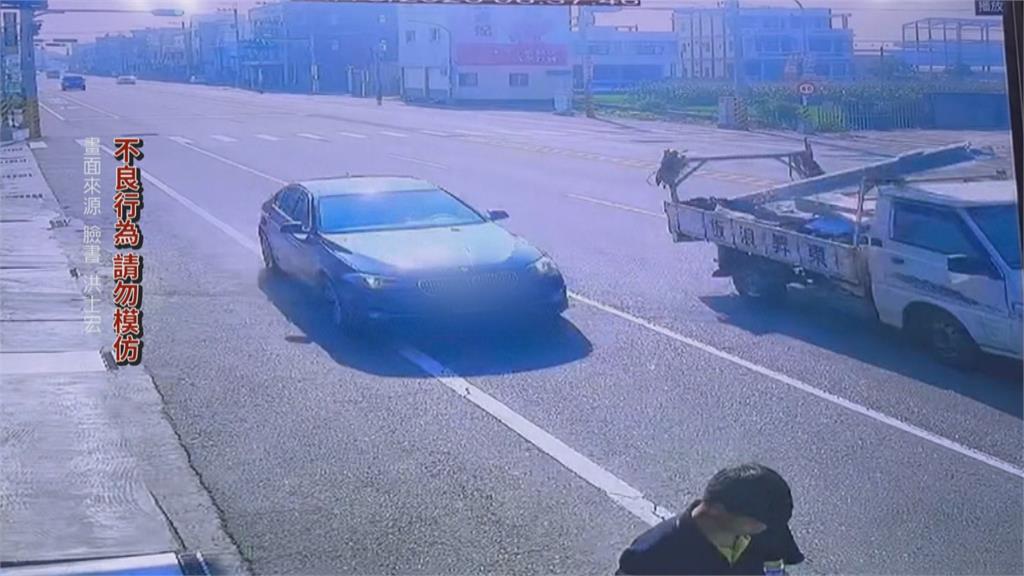 畚斗救了一命！時速破百超車　疾速掃斷男子手中畚斗
