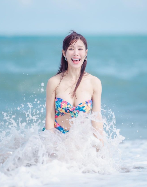 樂天MC比基尼崩壞照流出 海中跪地洩「走光邊緣」網嗨:浪花有點大