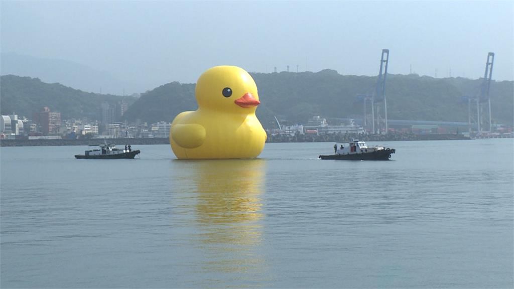 你沒看錯!相隔10年又見超巨黃色小鴨 基隆港務分公司證實「道具水中測試」