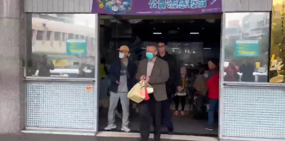 北檢抗告成功再開羈押庭!柯文哲新竹探父40分鐘「手上多3袋」面色凝重