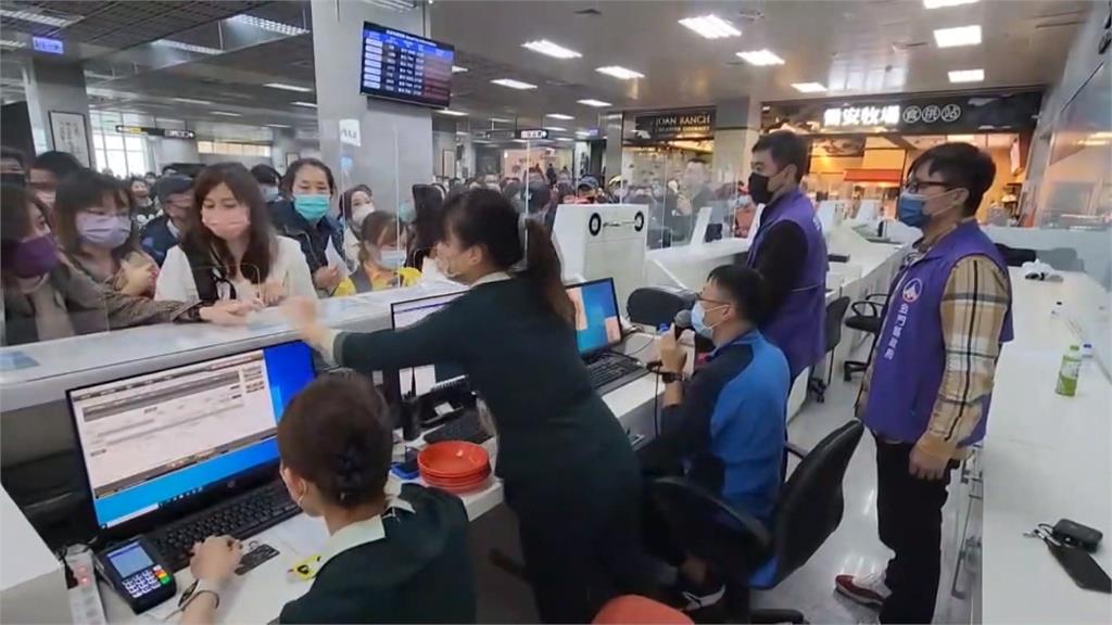 濃霧攪局封鎖金門　上千名旅客滯留塞爆尚義機場大廳