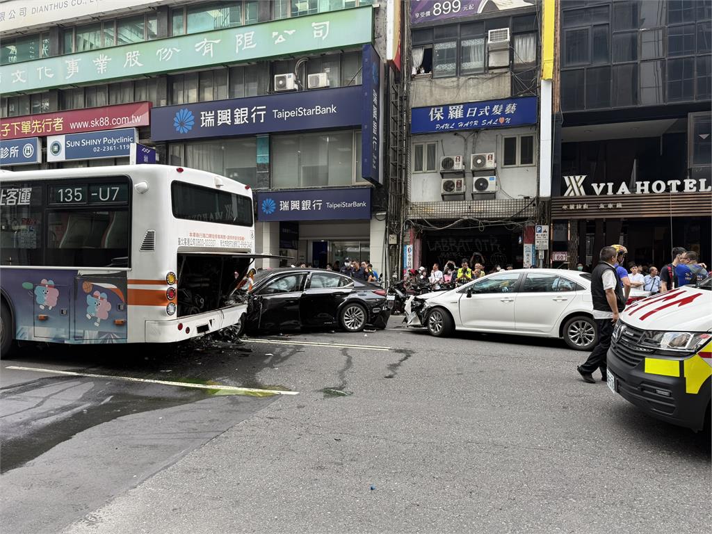 快新聞/最新!再傳暴衝事故 北市重慶南路「轎車疑突失控撞上公車」