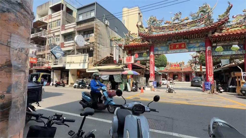 疑不滿垃圾車速度慢！　男子逆向停車當街飆罵