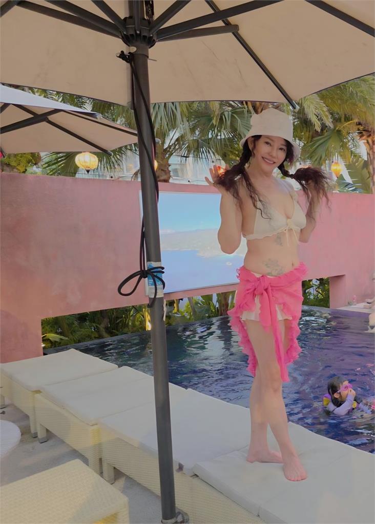 63歲狄鶯「辣穿斷裂粉衣」!歌仔戲身段大爆發「傲人曲線全反射」網驚:巔峰