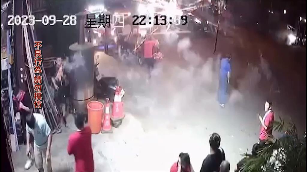 脫序!彰化市頭痛人物「高舉柵欄丟路中央」 鄰居:他曾亂扔煙火險炸傷人