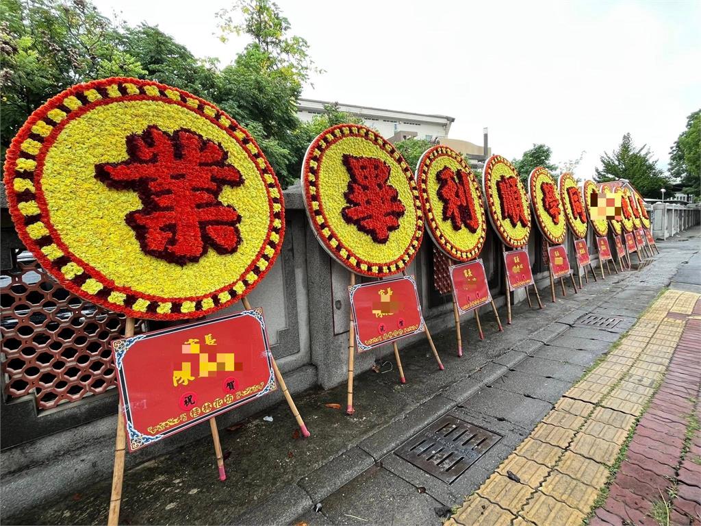 國中女兒畢業收11座花圈!「爸」氣浮誇祝福網笑:這場面太像人生畢業