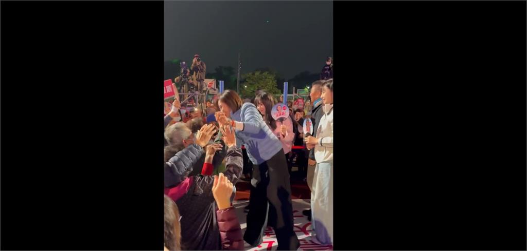 支持者不捨離場！邱議瑩選前之夜展現最強凝聚力、散場逐一握手感謝