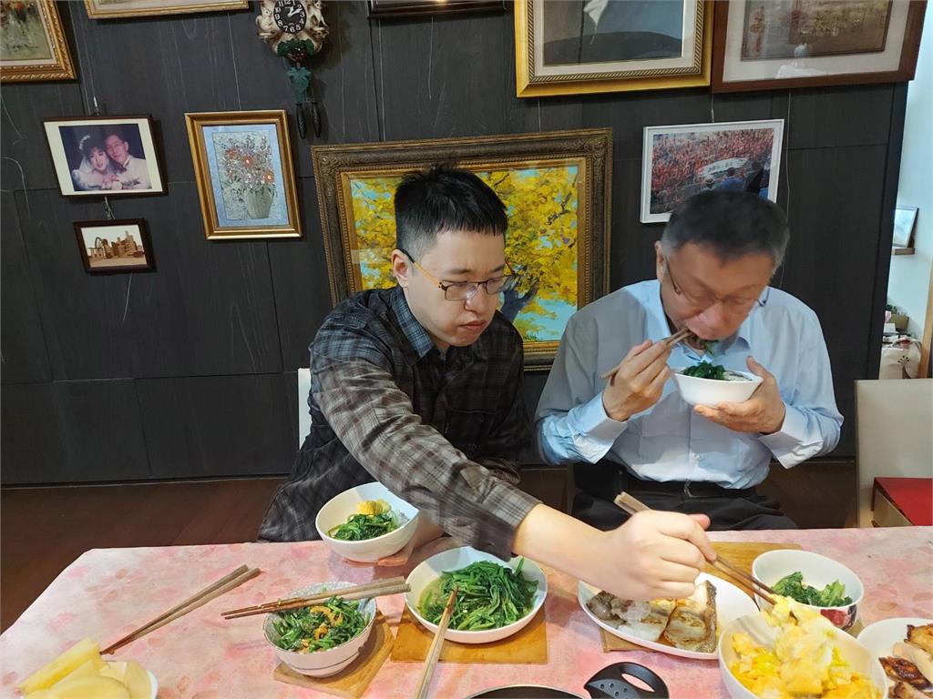 柯文哲父子同桌吃飯「全是陳佩琪擺拍」？他見「驚人1細節」傻眼：饒過兒子吧