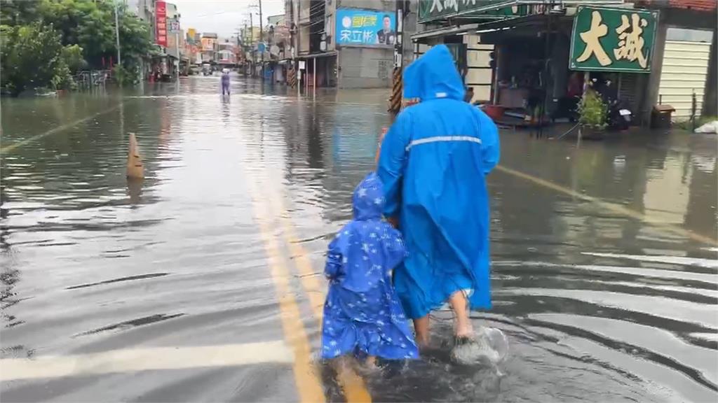 淹水未退苦中作樂　高雄居民家門口變釣魚場