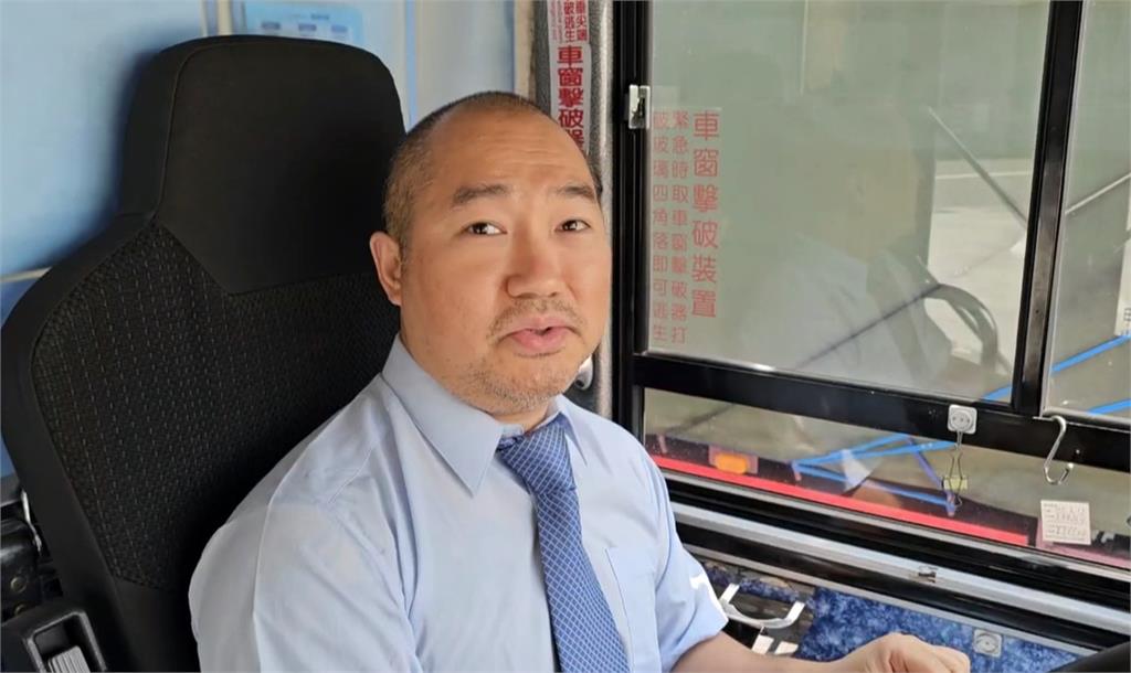 台南翁疑不適自撞分隔島 熱心公車司機停車救援