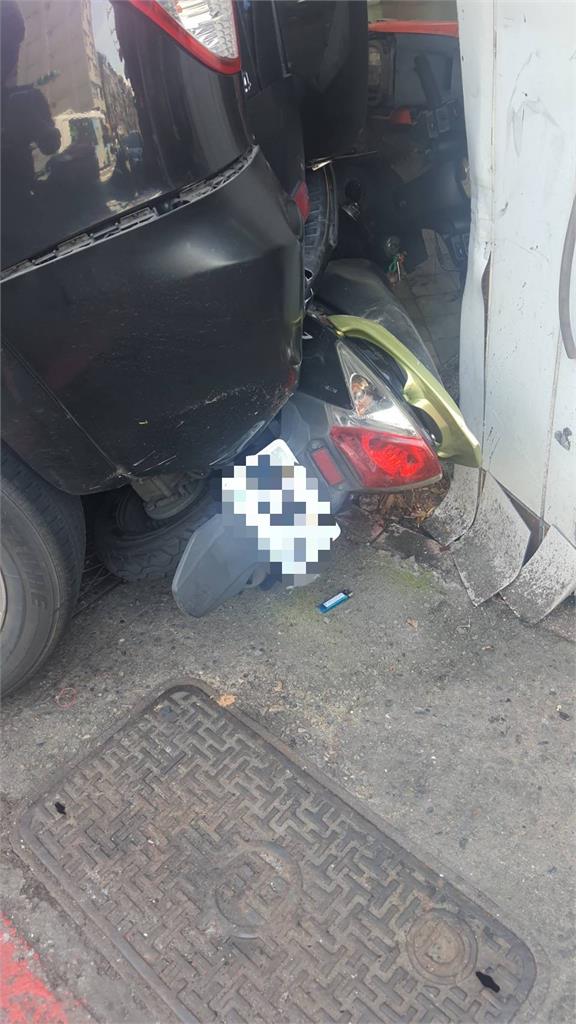 快新聞/北市大同車禍!74歲駕駛倒車撞倒重機 釀騎士四肢挫傷