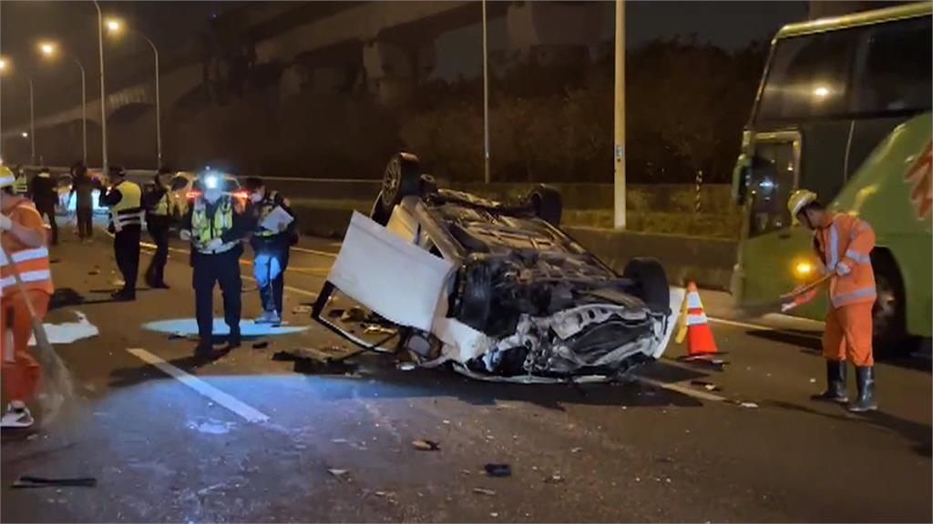 國道死亡車禍　小客車疑自撞分隔島翻車2死