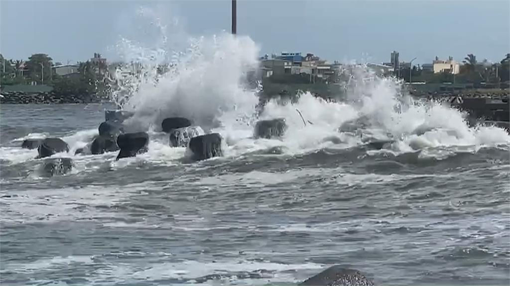 泰利颱風外圍環流！東琉線又見海盜船　遊客嚇：整個人飛起來