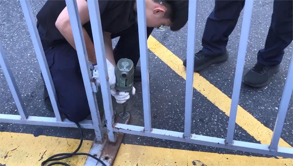 快新聞/黃呂錦茹今晚開羈押庭!藍再號召集結 警方拒馬「下釘維安」