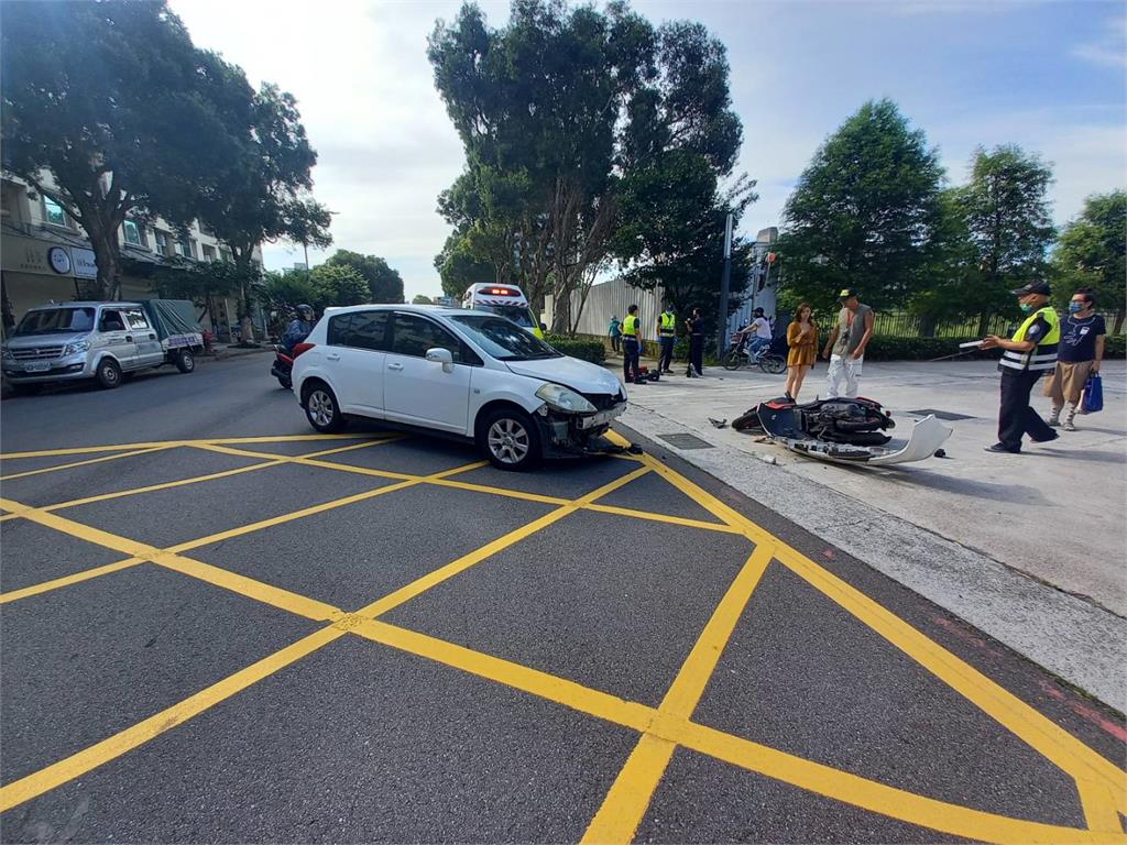 驚魂一瞬間！王瞳驚傳車禍…機車「車頭全毀」　她親曝現場狀況！