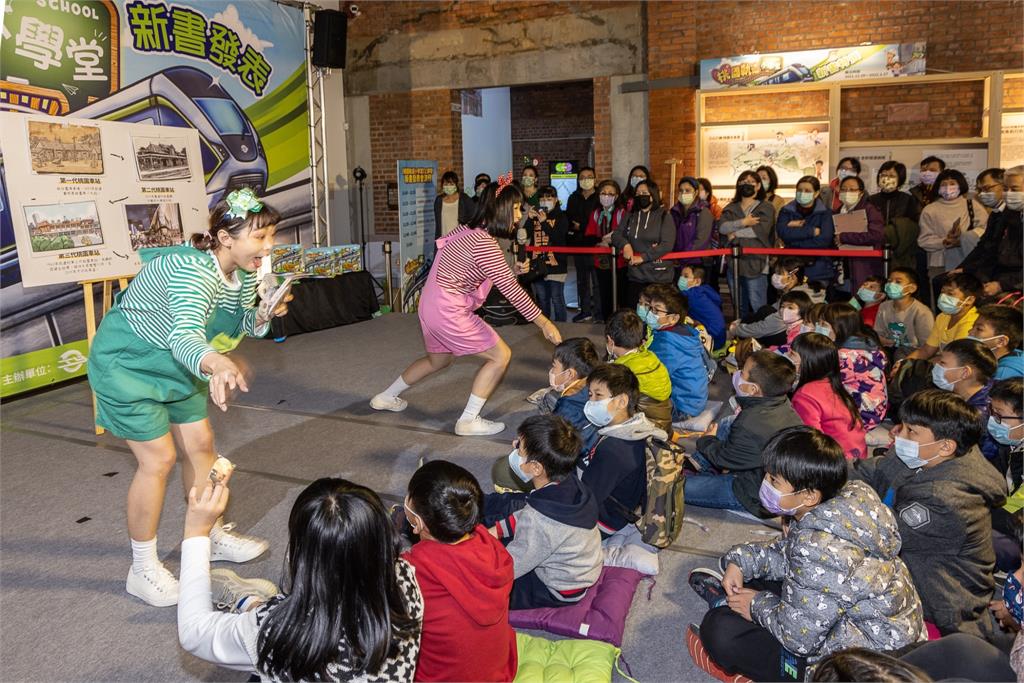 台灣首本工程故事圖畫書《桃園軌道小學堂》出版 1月份起連四週說書會登場