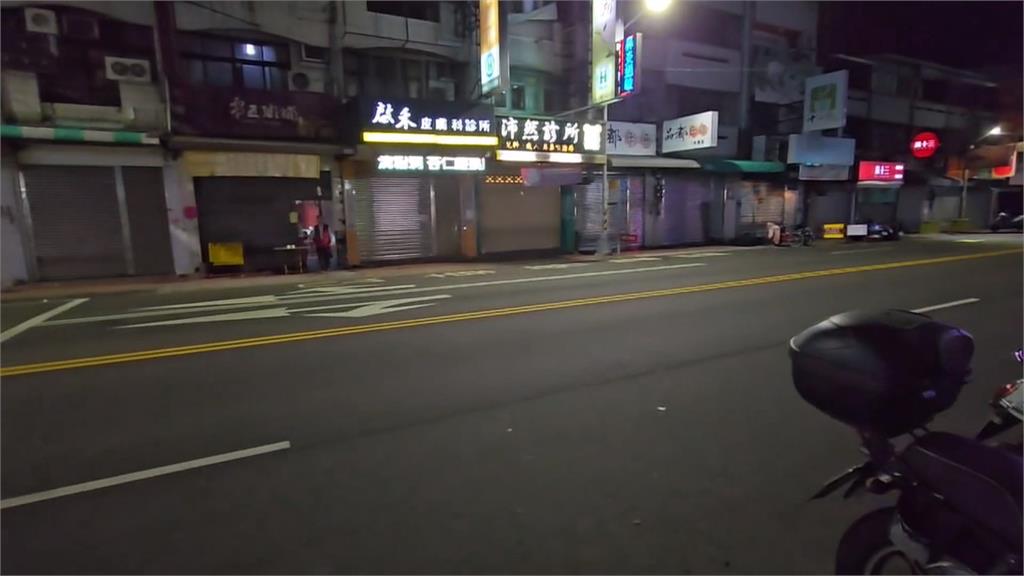 不滿被叭 ！ 火爆駕駛兩度下車理論.怒朝騎士揮拳