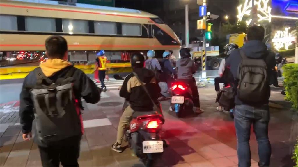 巨大"金黃先車頭"現身台北 日本東武鐵道送禮