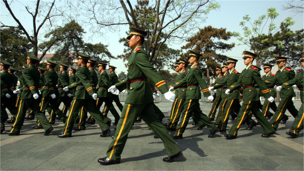 解放軍衛兵「機場1舉動」震撼全球35秒「驚呆白宮記者」！網憂：命可能沒了