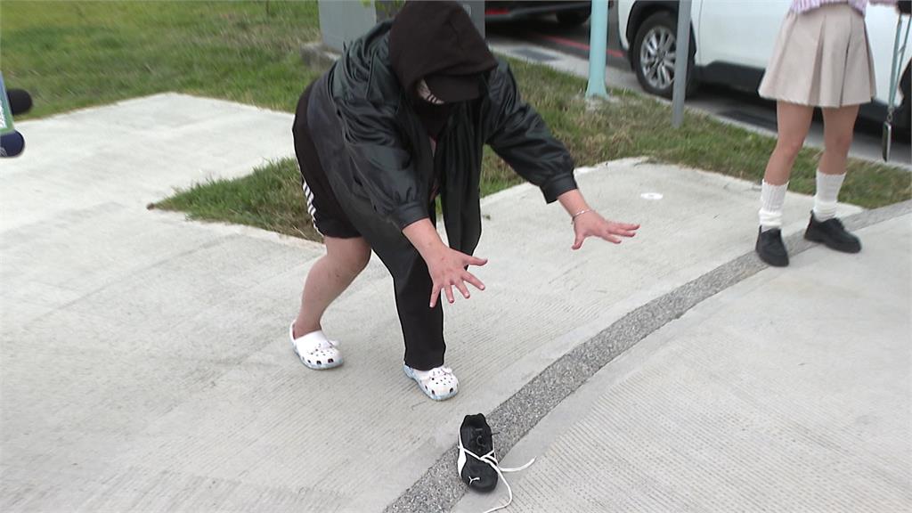 「鞋帶」捲手扶梯害摔飛 女控百貨不處理至今走路仍跛