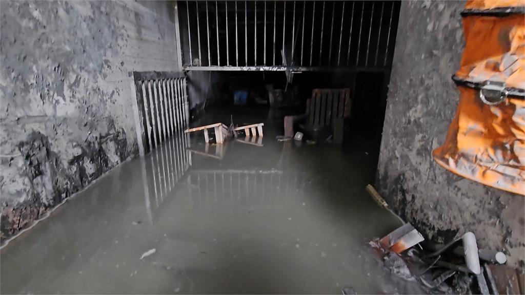 光復高職圖書館地下室積滿泥水　125名國軍進駐校園清淤